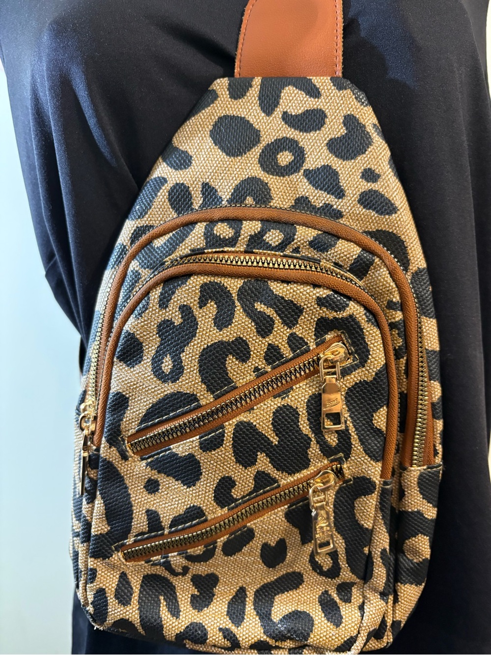 Zhen Meishi leopard print sling crossbody bag gold-toned zippers adj strap - Picture 4 of 14